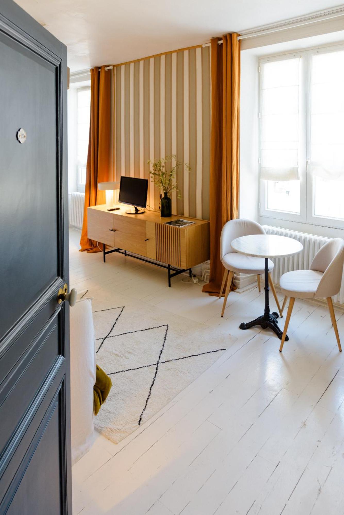 Aux Couleurs De Neuvy Hotel Ngoại thất bức ảnh