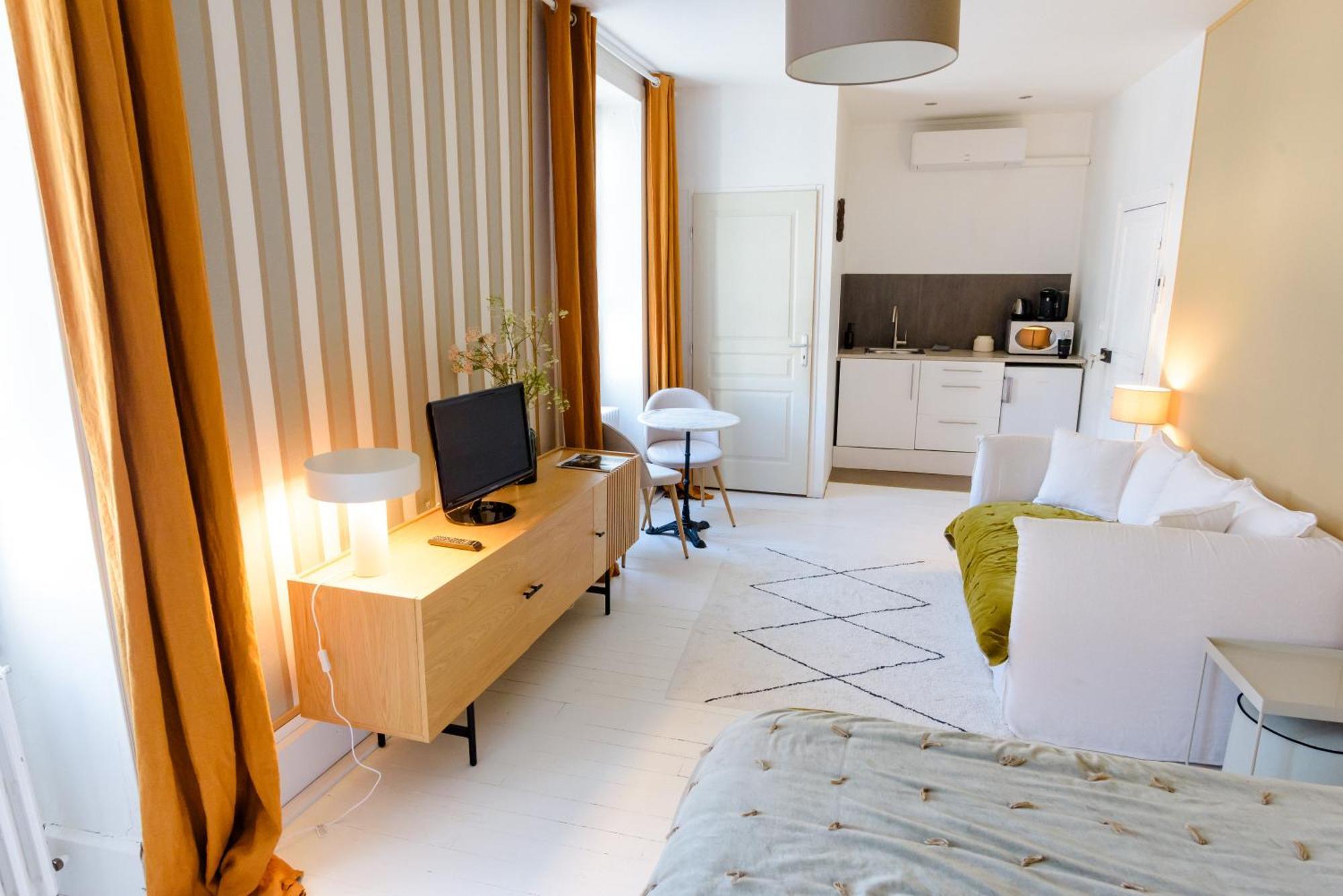 Aux Couleurs De Neuvy Hotel Ngoại thất bức ảnh